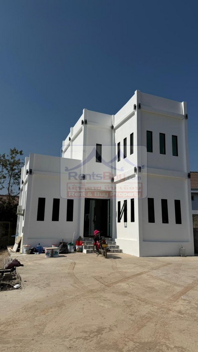 6892-Modern Elegance Near That Luang Lake: Spacious 4BR Family Home with Private Garden Potential