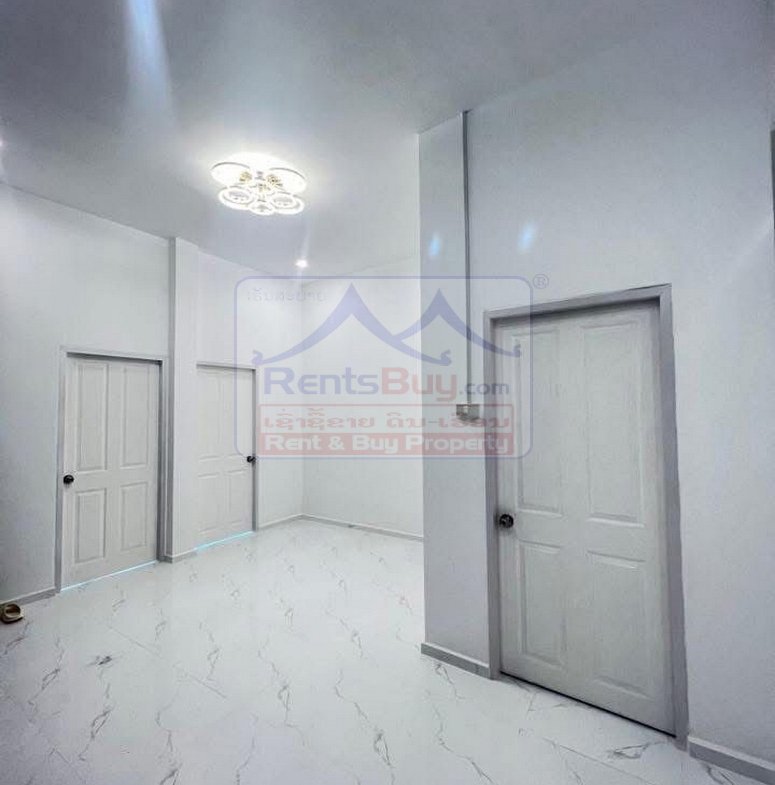 775