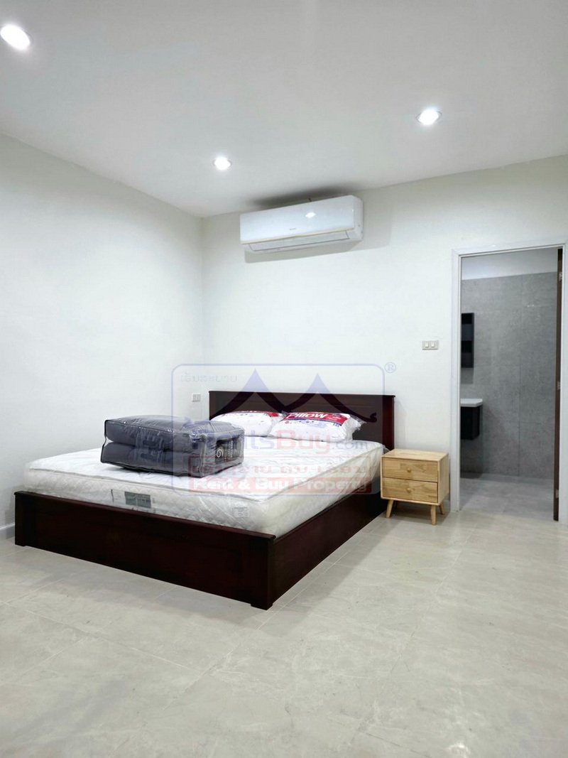 houseforrent05 6894-Modern 5-Bedroom Executive Residence in Sikhottabong: The Ultimate Vientiane Rental