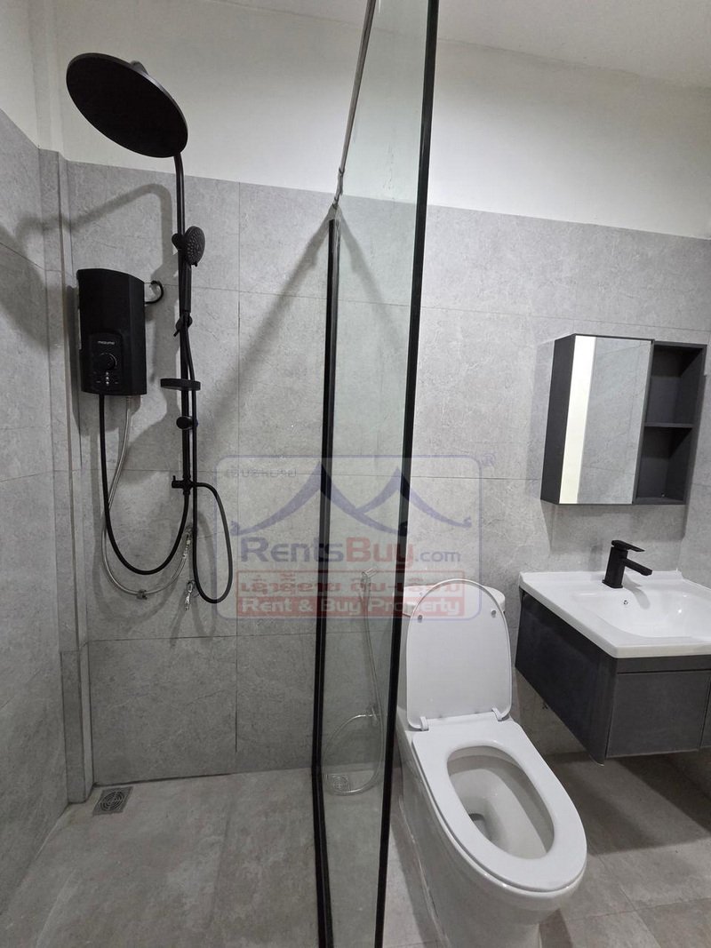 houseforrent08 6894-Modern 5-Bedroom Executive Residence in Sikhottabong: The Ultimate Vientiane Rental
