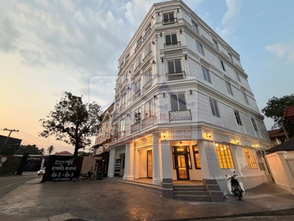 6997-Modern Commercial Space for Rent – 7x18m Floors with Parking Near Patuxai Monument