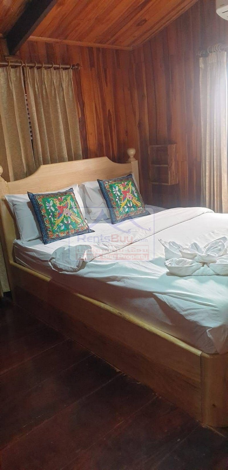 houseforrent06 7001-Prime Central Luang Prabang Guesthouse Investment – 7 Rooms Near Night Market & Temples