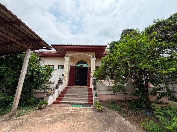7118-Spacious 4-Bedroom Family House for Sale Near the Lao–Thai Friendship Bridge, Hadxayfong District, Vientiane Capital | Freehold Property with Large Parking