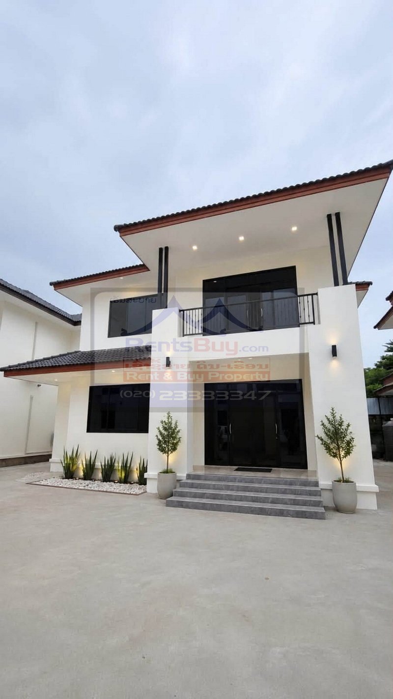 7143-Spacious Fully Furnished 4-Bedroom Compound House for Rent Near Patuxay Monument, Vientiane